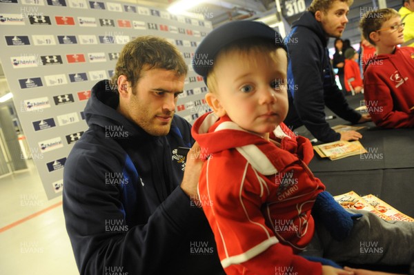 29.10.10 - Wales Rugby Training - Jamie Roberts signs autographs during training. 