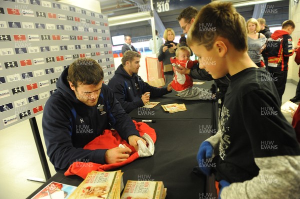 29.10.10 - Wales Rugby Training - Jamie Roberts signs autographs during training. 