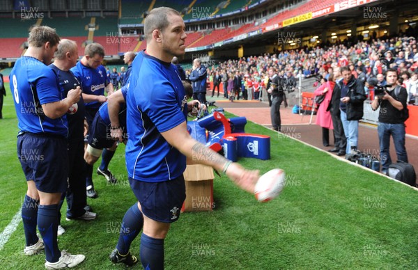 29.10.10 - Wales Rugby Training - Paul James hands out signed balls. 