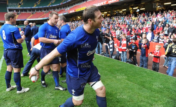 29.10.10 - Wales Rugby Training - Ian Gough hands out signed balls. 