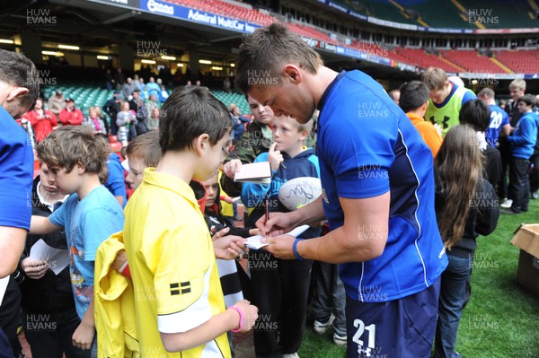 29.10.10 - Wales Rugby Training - Tavis Knoyle signs autographs. 