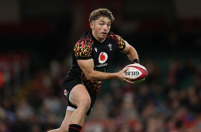 291025 - Wales Rugby Open Training - Dan Edwards during training