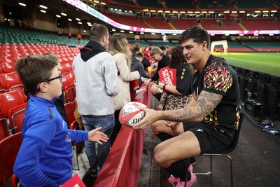 291025 - Wales Rugby Open Training - Louis Rees-Zammit during fan signing