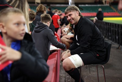 291025 - Wales Rugby Open Training - Aaron Wainwright during fan signing