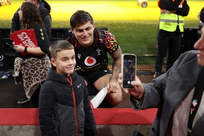 291025 - Wales Rugby Open Training - Louis Rees-Zammit during fan signing