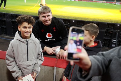 291025 - Wales Rugby Open Training - Aaron Wainwright during fan signing