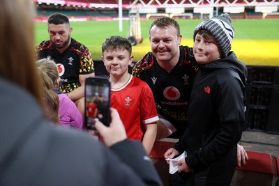 291025 - Wales Rugby Open Training - Dewi Lake during fan signing