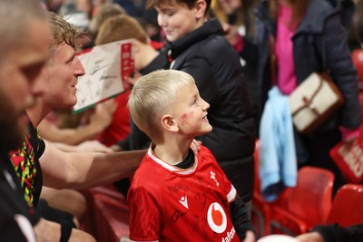 291025 - Wales Rugby Open Training - Fans