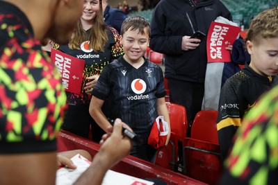 291025 - Wales Rugby Open Training - Fans