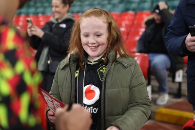 291025 - Wales Rugby Open Training - Fans