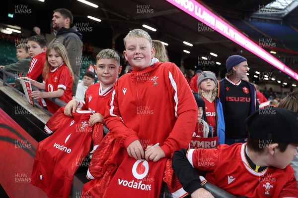 291025 - Wales Rugby Open Training - Fans wait for the team