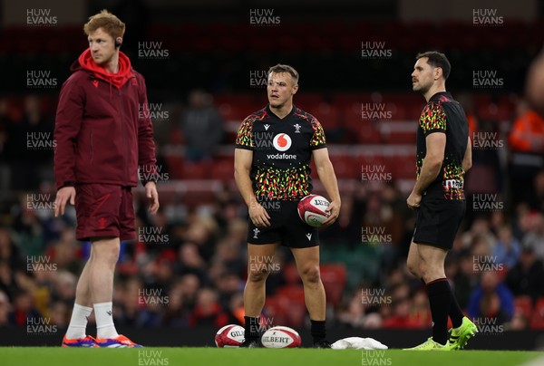 291025 - Wales Rugby Open Training - Rhys Patchell, Kicking Coach, Jarrod Evans and Tomos Williams during training
