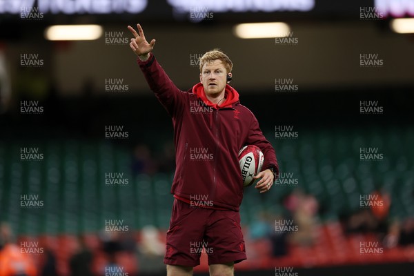291025 - Wales Rugby Open Training - Rhys Patchell, Kicking Coach during training