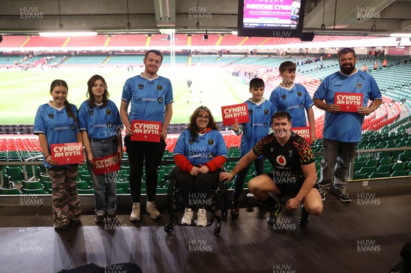 291025 - Wales Rugby Open Training - Brodie Coghlan with fans