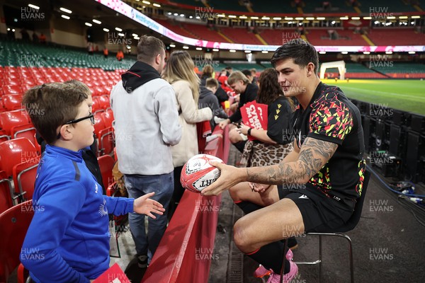 291025 - Wales Rugby Open Training - Louis Rees-Zammit during fan signing