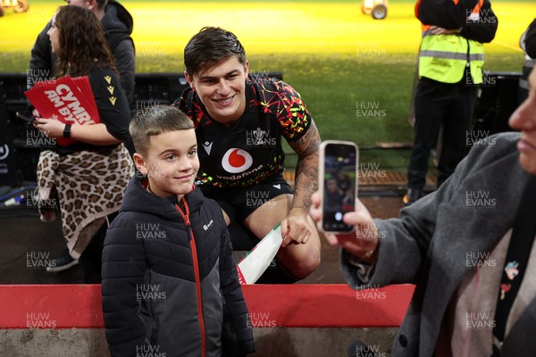 291025 - Wales Rugby Open Training - Louis Rees-Zammit during fan signing