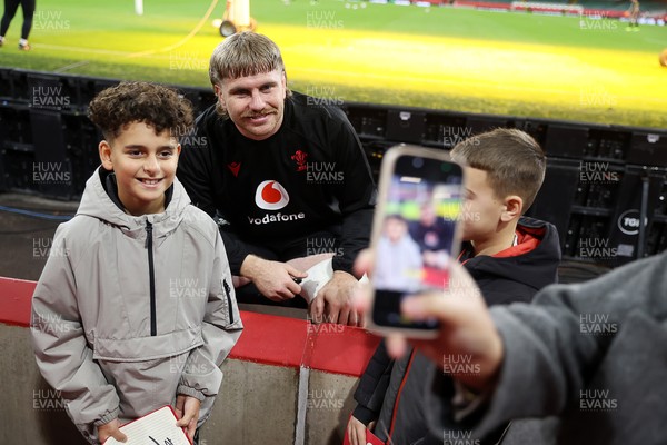 291025 - Wales Rugby Open Training - Aaron Wainwright during fan signing