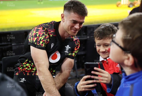 291025 - Wales Rugby Open Training - Reuben Morgan-Williams during fan signing
