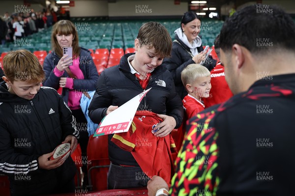 291025 - Wales Rugby Open Training - Fans