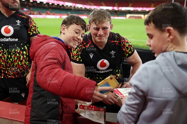 291025 - Wales Rugby Open Training - Jac Morgan during fan signing