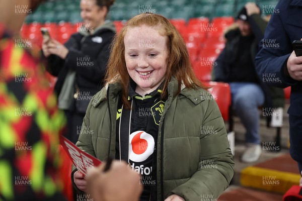 291025 - Wales Rugby Open Training - Fans