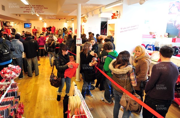 070312- Wales Rugby Players Signing Session Wales Players Ryan Jones, Jonathan Davies and Toby Faletau, meet fans and sign autographs at the Cardiff Arms Shop and Bar