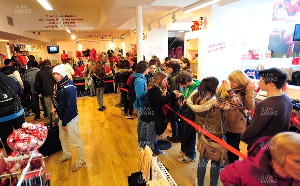 070312- Wales Rugby Players Signing Session Wales Players Ryan Jones, Jonathan Davies and Toby Faletau, meet fans and sign autographs at the Cardiff Arms Shop and Bar