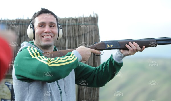 16.06.10 - Wales Rugby Players Visit Boomrock - Stephen Jones tries out claybird shooting during a trip to Boomrock in Wellington. 