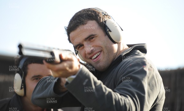 16.06.10 - Wales Rugby Players Visit Boomrock - Jamie Roberts tries out claybird shooting during a trip to Boomrock in Wellington. 