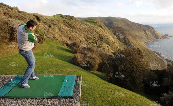 16.06.10 - Wales Rugby Players Visit Boomrock - Jamie Roberts tries out extreme golf during a trip to Boomrock in Wellington. 