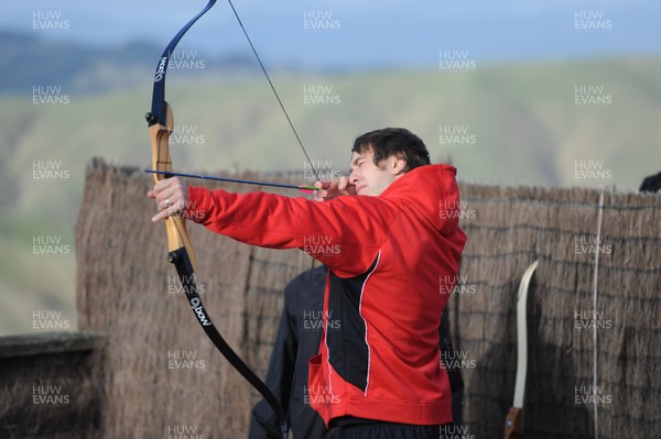 16.06.10 - Wales Rugby Players Visit Boomrock - Ryan Jones tries out archery during a trip to Boomrock in Wellington. 