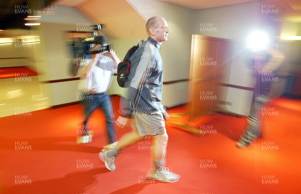 090206Wales Rugby Press Conference -  Wales rugby captain Gareth Thomas leaves the press conference 