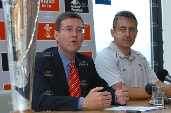 19.11.07 - Wales Rugby Press Conference - WRU Group Chief Executive, Roger Lewis(L) and Caretaker coach, Nigel Davies present the Prince William Cup to the media 