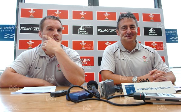 20.11.07 - Wales Rugby Press Conference - Wales Caretaker coach, Nigel Davies announces his team to play South Africa on Saturday with his captain, Gethin Jenkins(L) 