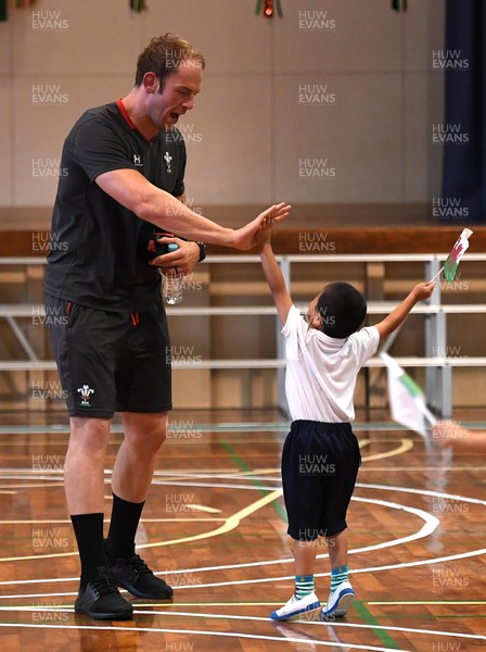 170919 - Wales Rugby Players Visit Local School in Kitakyushu - Alun Wyn Jones during a visit to a local school