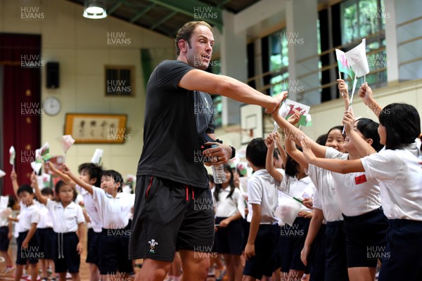 170919 - Wales Rugby Players Visit Local School in Kitakyushu - Alun Wyn Jones during a visit to a local school