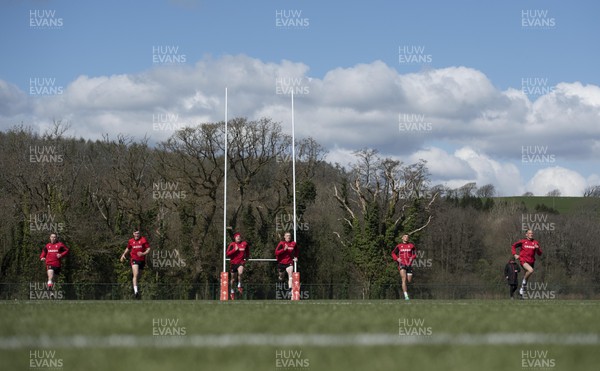 310322 - Wales Sevens Training - Players during training