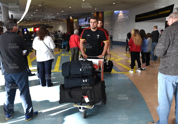 100617 - Wales Rugby Squad arrive in Auckland - Nicky Smith arrives in Auckland