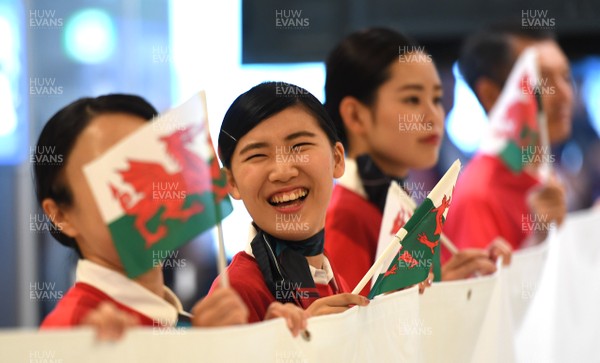 140919 - Wales Rugby Squad Arrive in Kitakyushu - Airport staff welcome the players