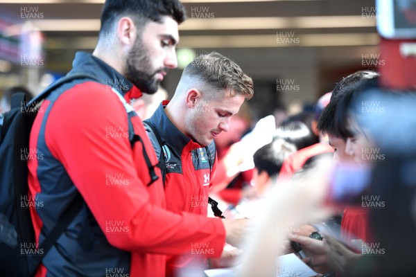 140919 - Wales Rugby Squad Arrive in Kitakyushu - Hallam Amos meets locals after arriving in Kitakyushu