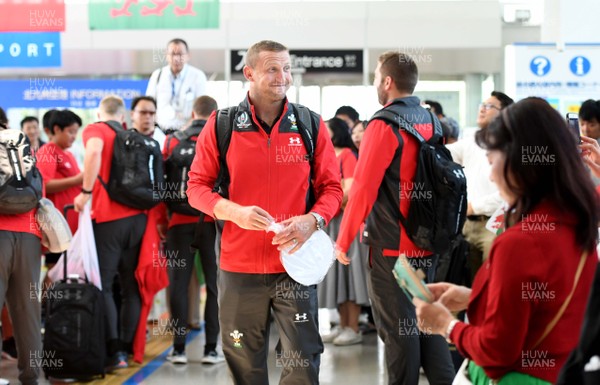 140919 - Wales Rugby Squad Arrive in Kitakyushu - Hadleigh Parkes meets locals after arriving in Kitakyushu