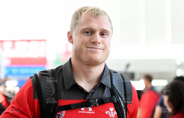 140919 - Wales Rugby Squad Arrive in Kitakyushu - Aled Davies meets locals after arriving in Kitakyushu