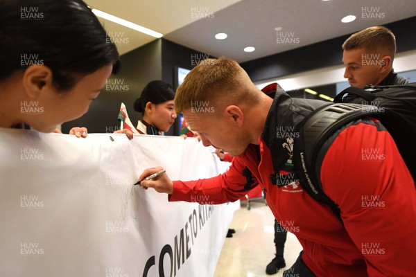 140919 - Wales Rugby Squad Arrive in Kitakyushu - James Davies meets locals after arriving in Kitakyushu