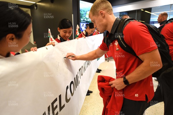 140919 - Wales Rugby Squad Arrive in Kitakyushu - Aled Davies meets locals after arriving in Kitakyushu