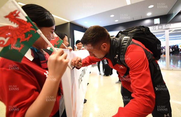 140919 - Wales Rugby Squad Arrive in Kitakyushu - Justin Tipuric meets locals after arriving in Kitakyushu