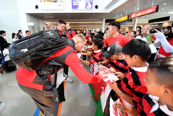 140919 - Wales Rugby Squad Arrive in Kitakyushu - Ross Moriarty meets locals after arriving in Kitakyushu