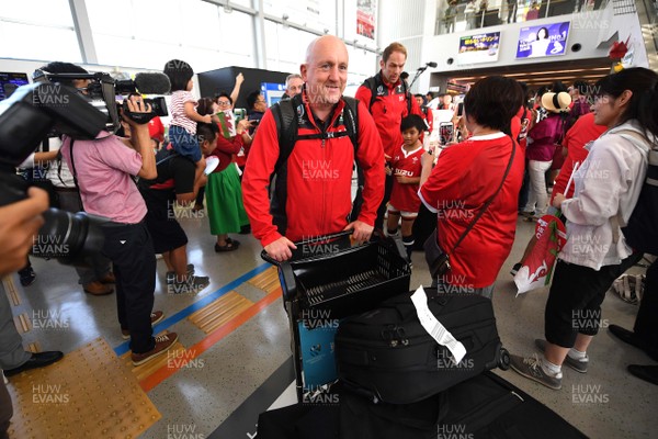 140919 - Wales Rugby Squad Arrive in Kitakyushu - Shaun Edwards meets locals after arriving in Kitakyushu