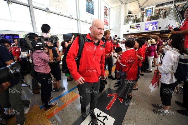 140919 - Wales Rugby Squad Arrive in Kitakyushu - Neil Jenkins meets locals after arriving in Kitakyushu