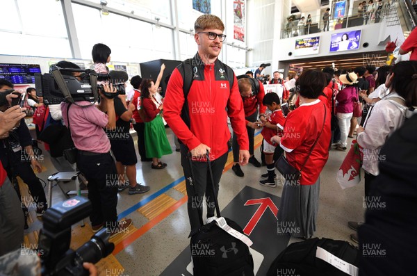 140919 - Wales Rugby Squad Arrive in Kitakyushu - Aaron Wainwright meets locals after arriving in Kitakyushu
