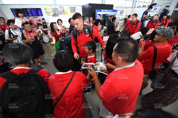 140919 - Wales Rugby Squad Arrive in Kitakyushu - Jonathan Davies meets locals after arriving in Kitakyushu